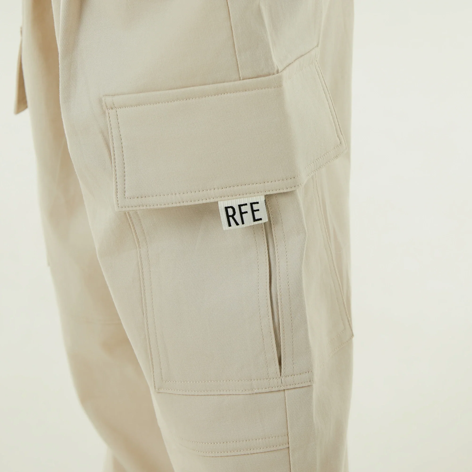 بنطال كاجوال مزين ببادج للأولاد - Image 9